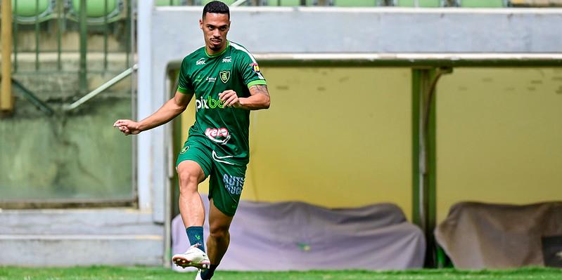 Zagueiro foi titular diante do Palmeiras, mas atuou como volante (Mourão Panda / América)