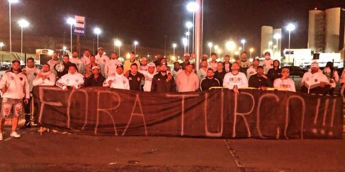 Protesto em Confins pede a saída do técnico do Atlético (Reprodução Twitter)