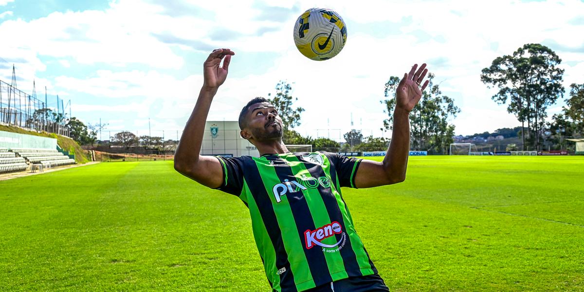 Zagueiro Ricardo Silva é apresentado no América; será a quarta passagem do jogador pelo clube (Mourão Panda/América)