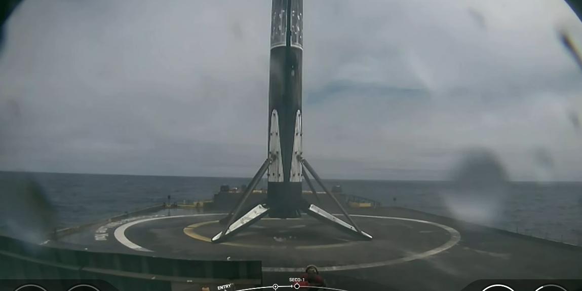 Após lançar 46 satélites no espaço, o foguete Falcon 9 retornou com sucesso ao navio da SpaceX (YouTube / Starlink Mission / Reprodução)
