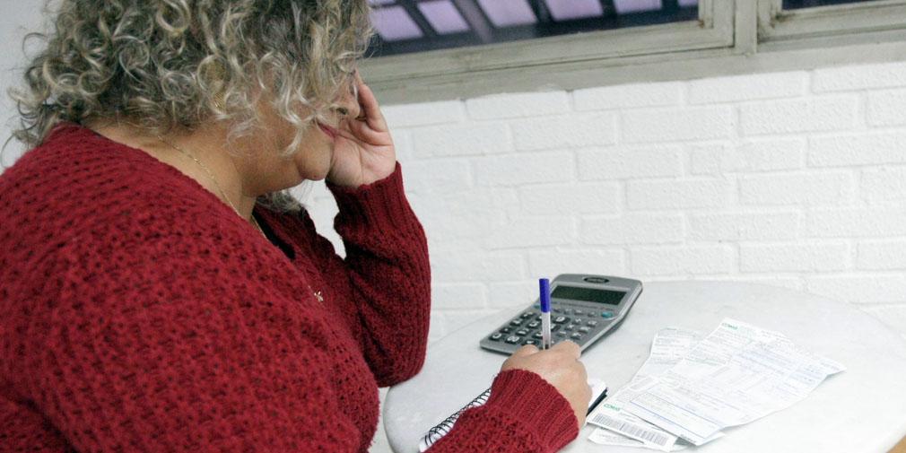 Arrocho familiar, reflexo da inflação e desemprego, já ultrapassou os gastos supérfluos e vem comprometendo o pagamento de contas básicas (Fernando Michel)