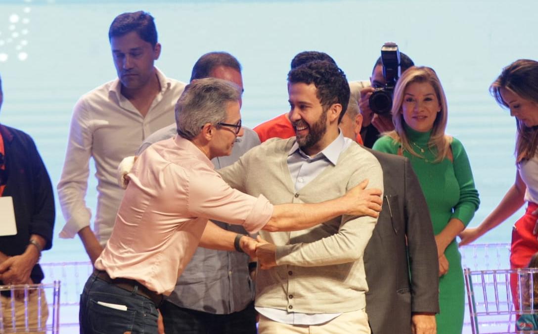 Zema abraça André Janones durante comitiva do Avante (Fernando Michel / Hoje em Dia )