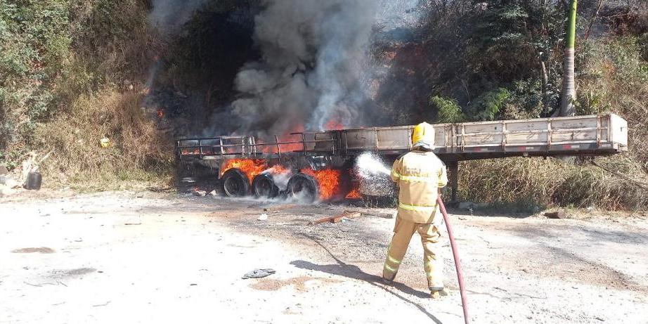 Fogo destrói semirreboque que estava estacinado às margens da BR 265, em Barbacena (Corpo de Bombeiros / Divulgação)