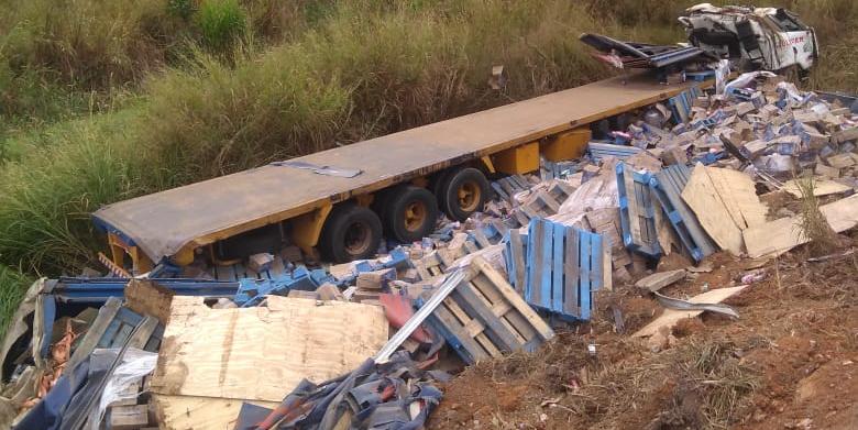 Caminhão carregado com amaciantes cai em ribanceira (Corpo de Bombeiros / Divulgação)