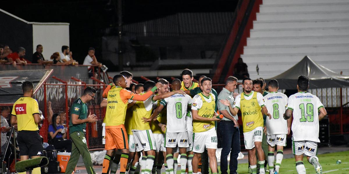 Jogadores do América comemoram gol na vitória sobre o Atlético-GO (América/Divulgação)