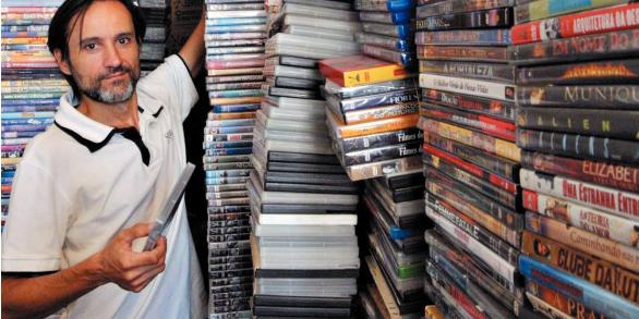 FILME DE TERROR? – Guimarães brinca dizendo que o quarto é um lugar assustador, com pilhas de DVDs por todos os lados (Lucas Prates/Hoje em Dia)