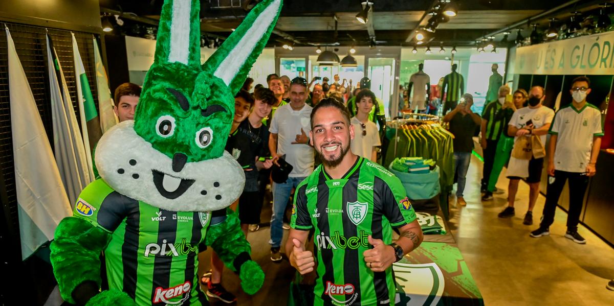 Benitez foi à loja oficial do América autografar camisas de torcedores (Mourão Panda/América)