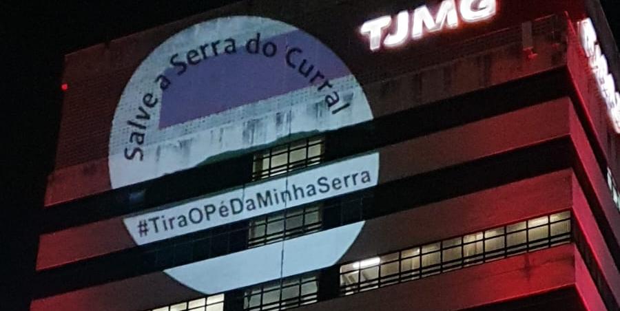 A sede do Tribunal de Justiça de Minas Gerais foi alvo de uma projeção de ambientalistas em defesa da Serra do Curral (Felipe Gomes / Divulgação)