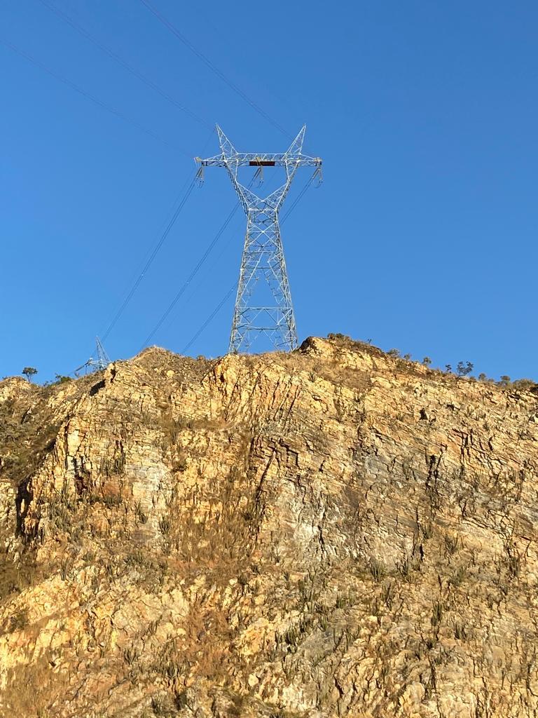 No Morro dos Cabritos, no Lago de Furnas, em Capitólio, no Sul de Minas, parte do paredão foi removido para evitar o deslocamento de grandes partes de rocha que poderiam provocar grandes ondas, ameaçando a barragem (Luciane Amaral)