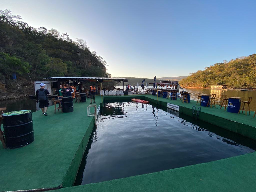 Dezenas de bares molhados se espalham pela orla do Lago de Furnas e são diversão garantida para turistas (Luciane Amaral)