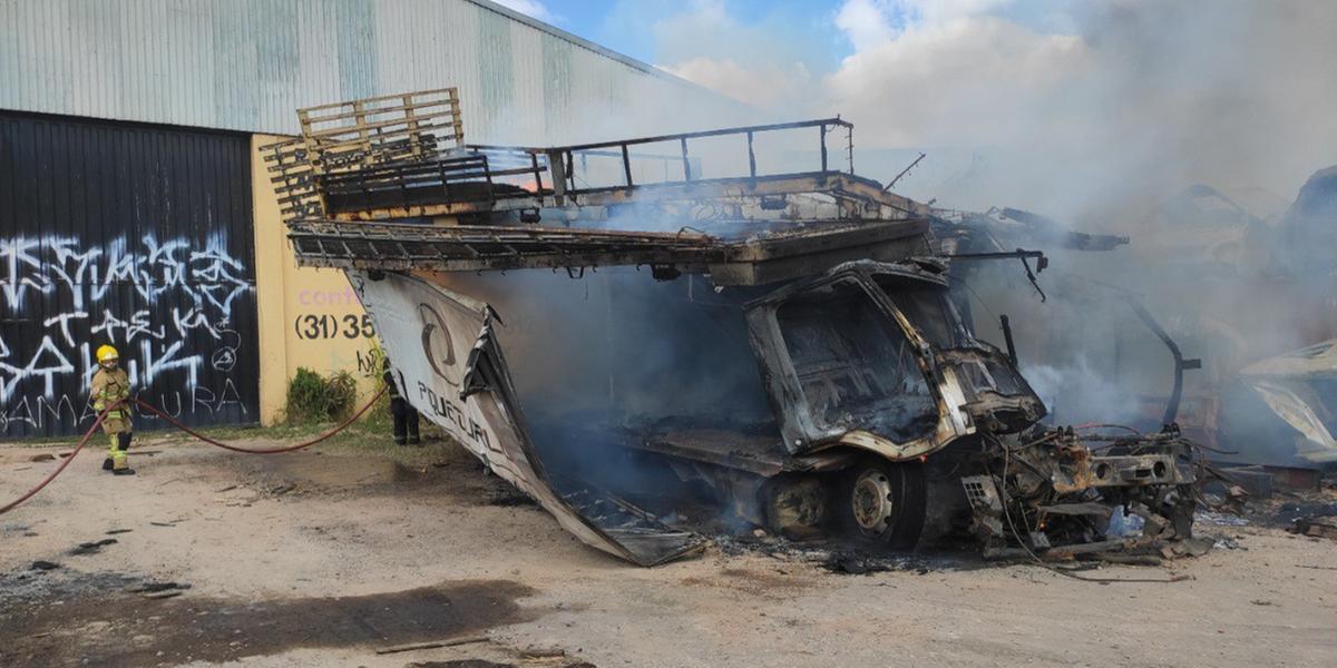 Caminhões são incendiados em empresa de sucata em Contagem (Bombeiros / Divulgação)