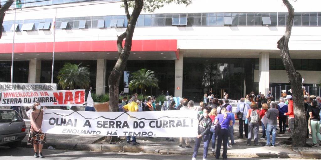 Protesto do movimento Tira o Pé da Minha Serra na sede do TJMG em Belo Horizonte (Maurício Vieira / Hoje em Dia)