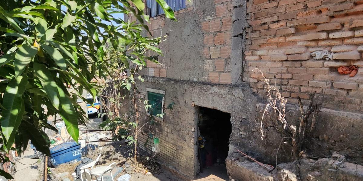 Corpo é encontrado no porão de casa no bairro Eldorado, em Contagem  (Bombeiros / Divulgação)
