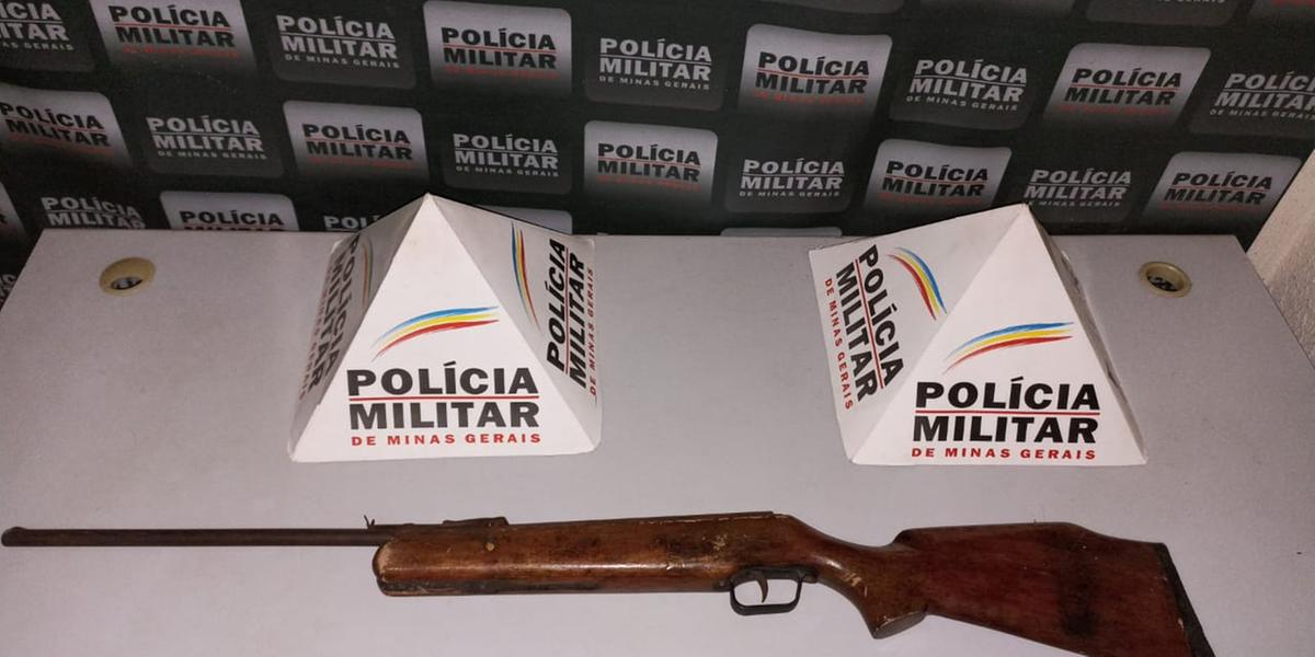 Uma espingarda foi apreendida pela Polícia Militar na ocorrência  (Polícia Militar / Divulgação)