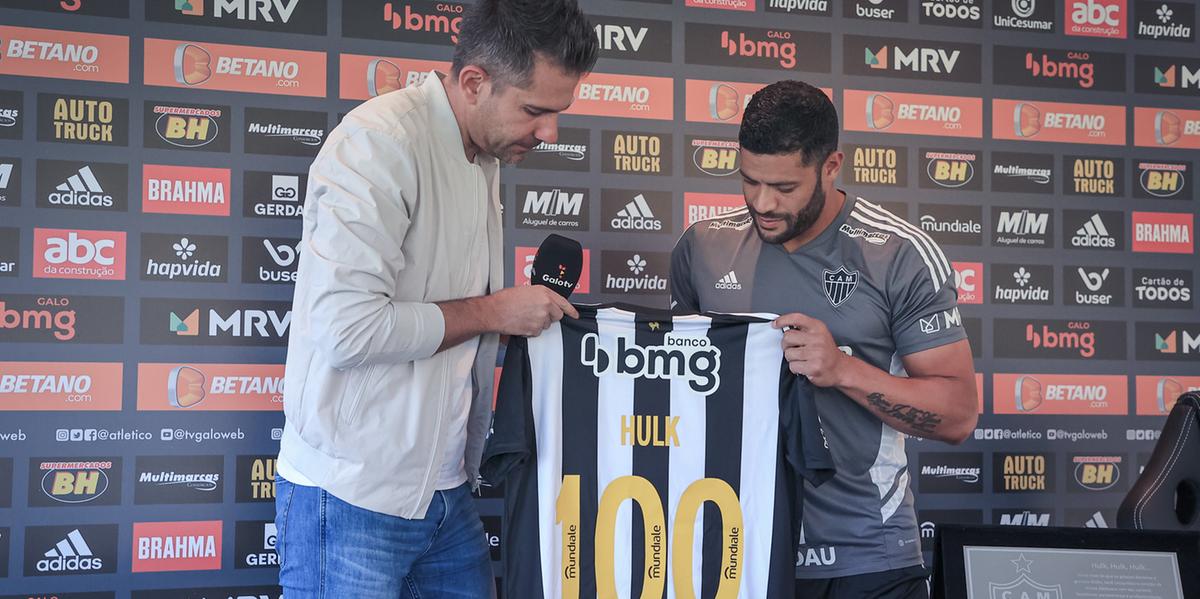 Hulk recebeu do gerente de futebol, Victor Bagy, uma camisa e uma placa em homenagem pelos 100 jogos no Galo (Pedro Souza/Atlético)