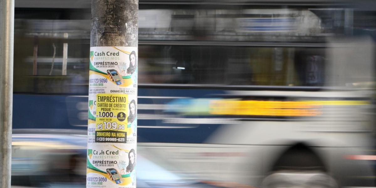 Publicidade irregular nas ruas de Belo Horizonte (Maurício Vieira / Hoje em Dia)