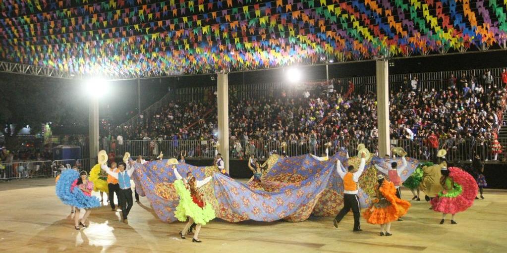 Arraial de Belô lota a arquibancada na Praça da Estação no primeiro dia da programação do evento (Maurício Vieira / Hoje em Dia)