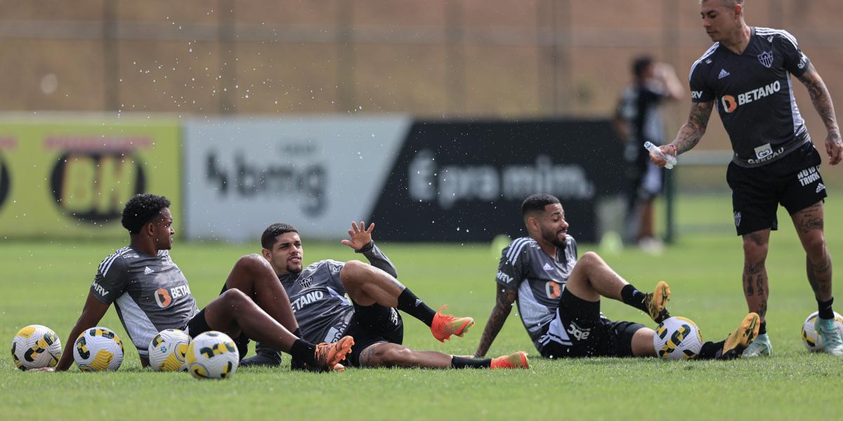 Atlético fez seu último treino e viajou para Porto Alegre, onde enfrenta o Internacional (Pedro Souza/Atlético)