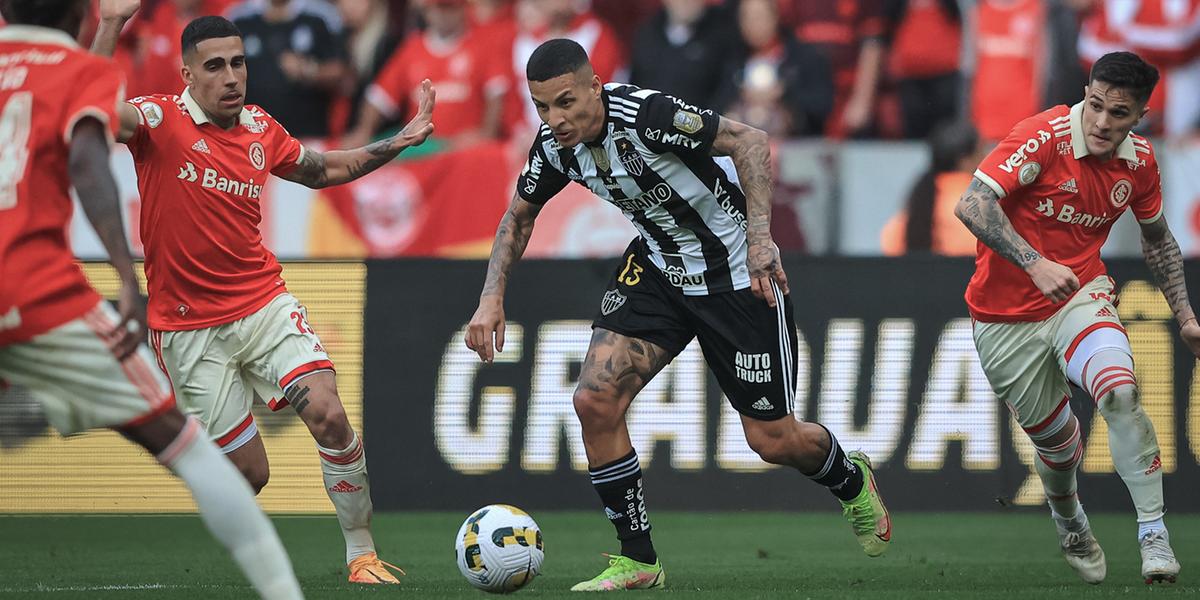 Atlético não conseguiu superar a defesa do Internacional; Guilherme Arana saiu machucado e virou dúvida para o jogo contra o Palmeiras (Pedro Souza/Atlético)