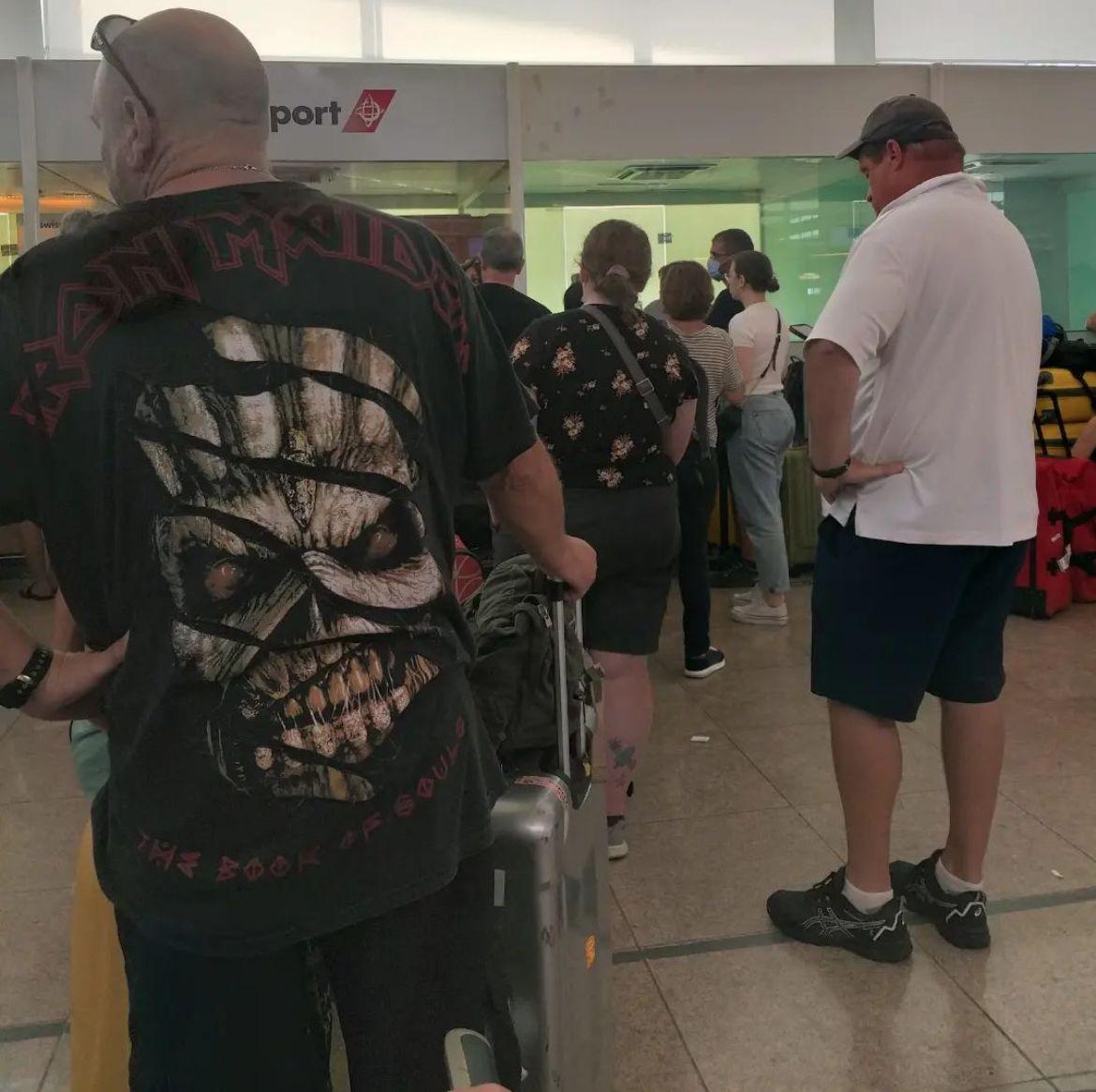 Passageiros esperam horas na fila para remarcar passagens após tentativas frustradas para embarque. (Arquivo pessoal)