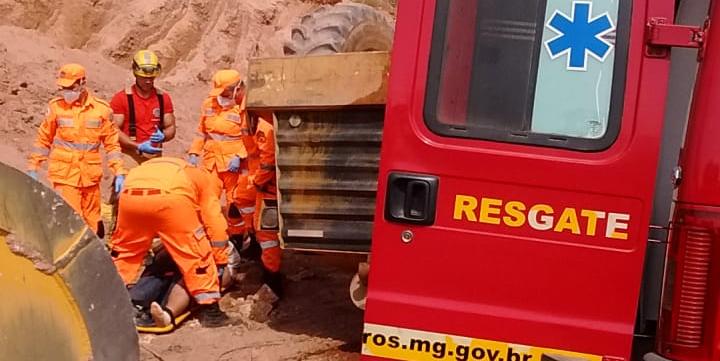 Operador é ferido após queda de trator no Sul de Minas (Corpo de Bombeiros / Divulgação)