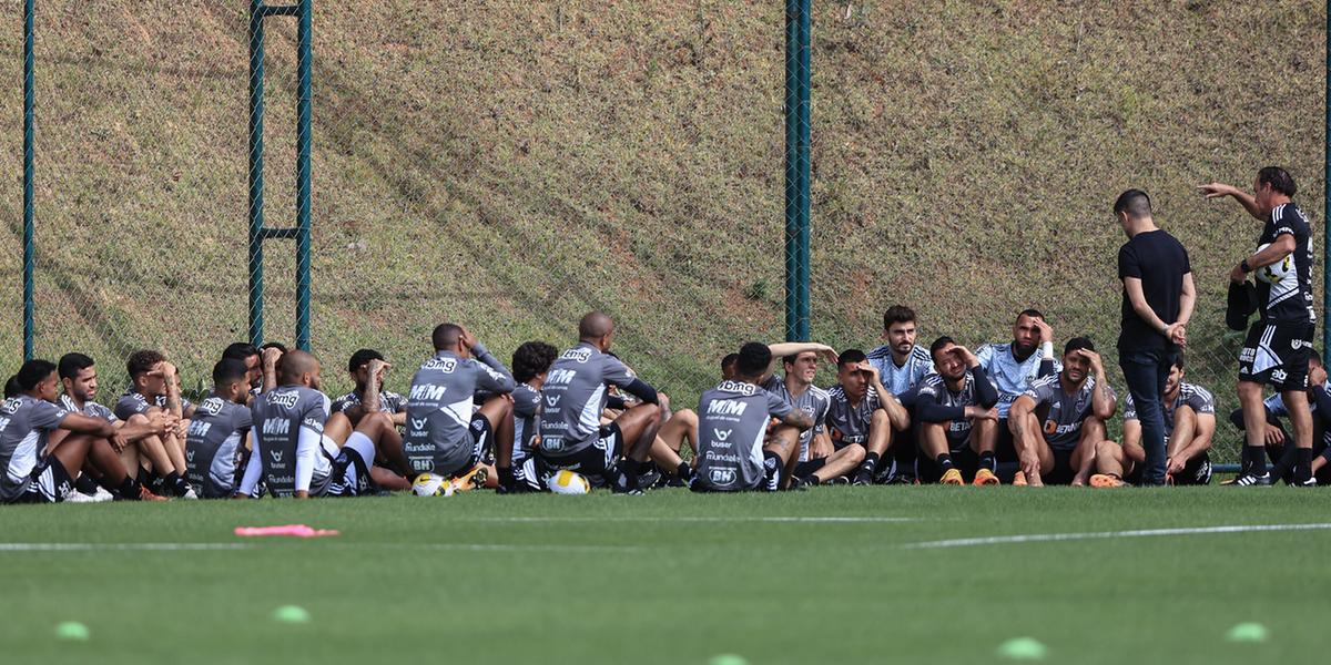 Cuca conversou muito com os jogadores do Atlético, no penúltimo treino antes da partida contra o Palmeiras (Pedro Souza/Atlético)