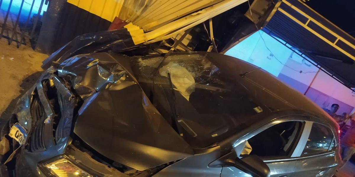 Carro bate em trailer no Alto Paranaíba  (Bombeiros / Divulgação)