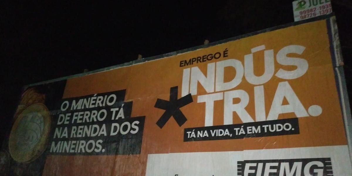 Publicidade foi colocada ao lado do letreiro da entrada do município (Redes Sociais / Reprodução)