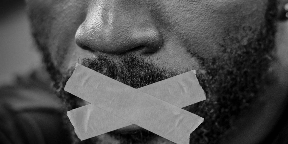 Injúria racial é qualquer ofensa feita à dignidade a partir da cor da pessoa (Pixabay)