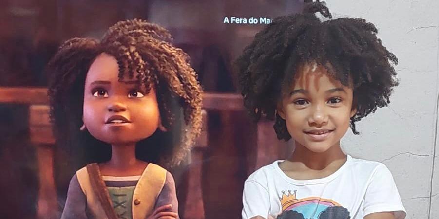 Vitória Aparecida ao lado da personagem Maisie Brumble, do filme 'A Fera do Mar' (Redes Sociais / Reprodução)