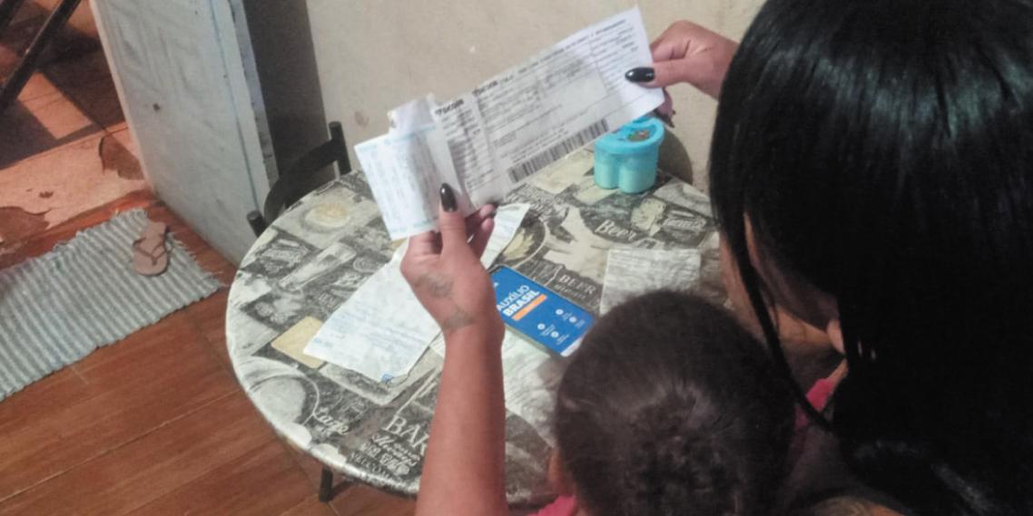 Pessoas que recebem o Auxílio Brasil, como Suzielle da Silva, usam o benefício para comprar alimentos e pagar contas básicas da casa: ela adianta que vai passar longe do consignado 