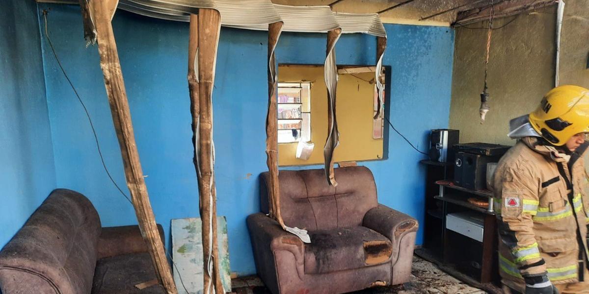 Menino de 5 anos estava no quarto com o irmão de 6 anos, a mãe e a avó (Corpo de Bombeiros/Divulgação)