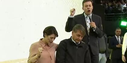 Michelle e Jair Bolsonaro foram abençoados pelo pastor André Valadão durante culto na manhã deste domingo (7) (Reprodução / Youtube)