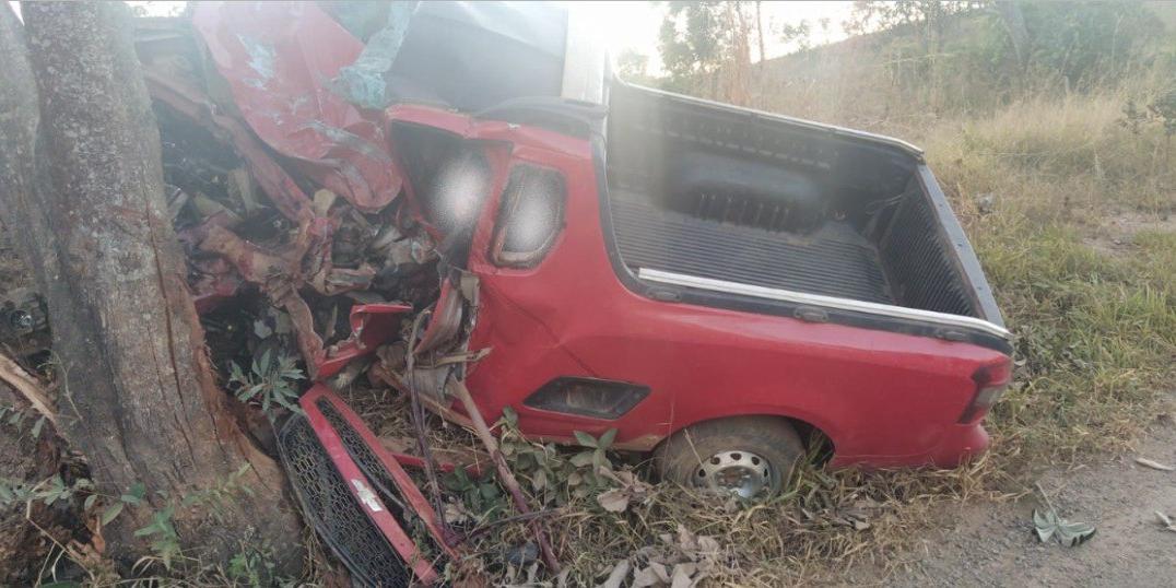 Vítima ficou presa às ferragens e veio à óbito (Corpo de Bombeiros/Divulgação)