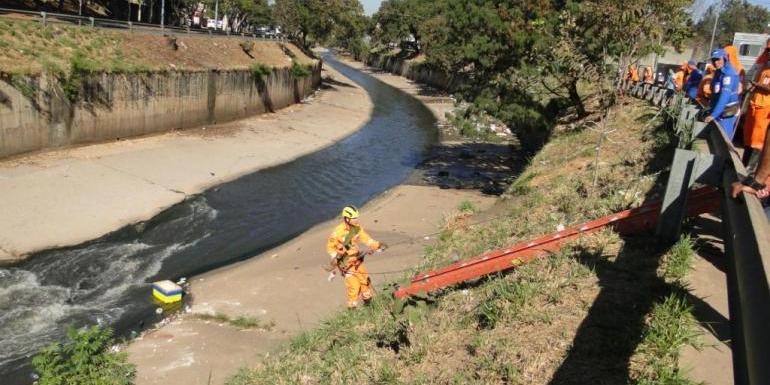 Garis usam técnicas de rapel para limpar o Arrudas (Superintendência de Limpeza Urbana / Divulgação)