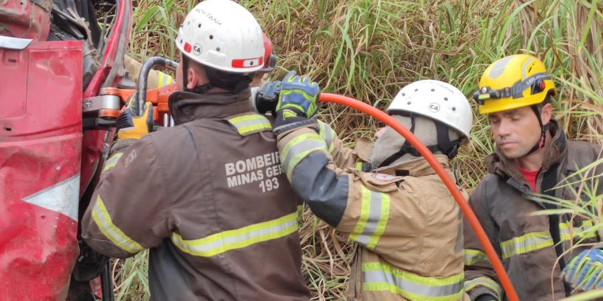 Local era de difícil acesso e operação de resgate levou em torno de três horas (Corpo de Bombeiros/Divulgação)