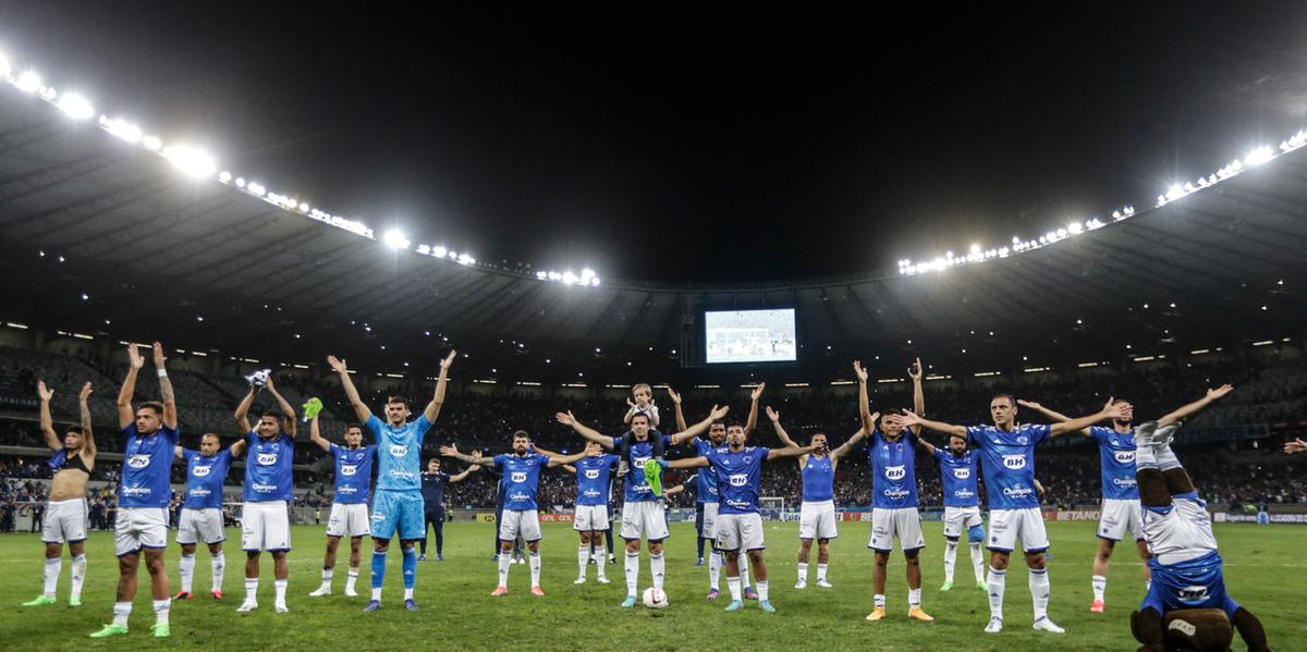 Após toda vitória no Mineirão, os jogadores do Cruzeiro comemoram junto com a torcida (Staff Images/Cruzeiro Divulgação)