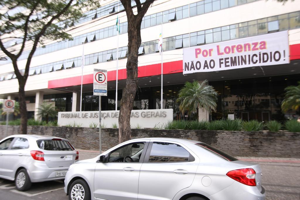 Familiares de Lorenza de Pinho afixam faixa na porta do TJMG onde acontece o julgamento. (Valéria Marques / Hoje em Dia)