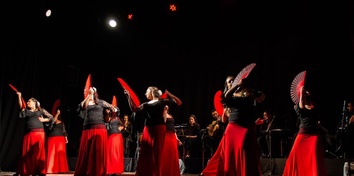 Show no Teatro Sesiminas envolve música, dança, poesia, história e muito encantamento (Luís Bicalho/Divulgação)