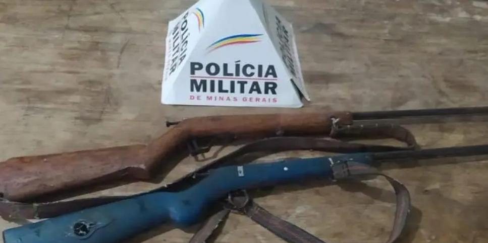 Espingardas foram localizadas no sítio onde estava o corpo do idoso (Polícia Militar / Divulgação)