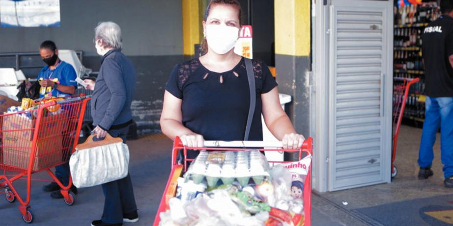 Kennia Fiorini segue estratégia de trocar de marcas e aproveitar promoções: “as pessoas precisam comer, não tem alternativa” (Fernando Michel/Hoje em Dia)