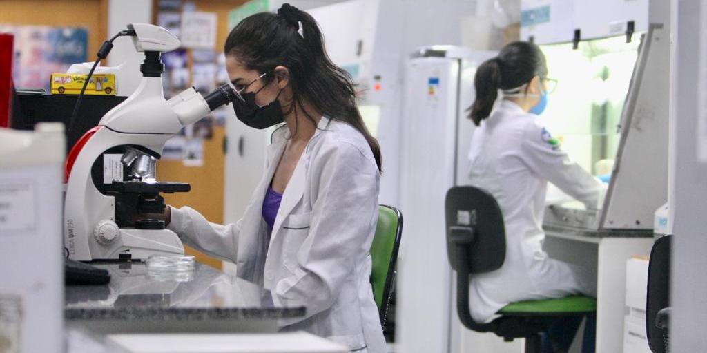 Pesquisadores do Laboratório de Biossegurança (Maurício Vieira)