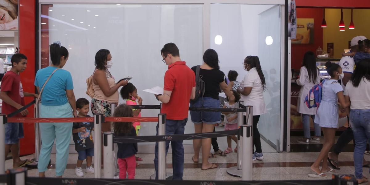 Multivacinação em shoppings leva pais e filhos para shoppings da capital neste sábado (Fernando Michel / Hoje em Dia)