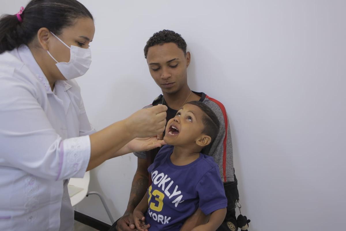 O presente para o Dia dos Pais é dar mais proteção aos filhos com as vacinas neste sábado (Fernando Michel / Hoje em Dia)