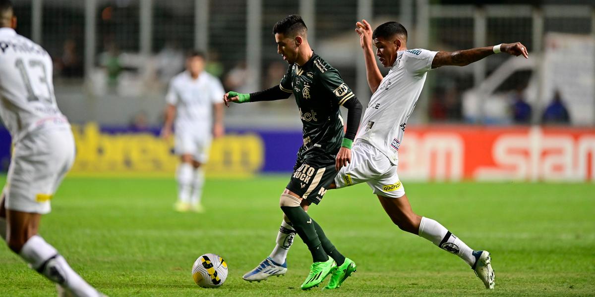 Pedrinho fez o gol da vitória do América sobre o Santos (Mourão Panda/América)