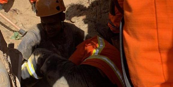 Operário é socorrido por bombeiros militares depois de cair em tubulão (CBMMG / Divulgação)