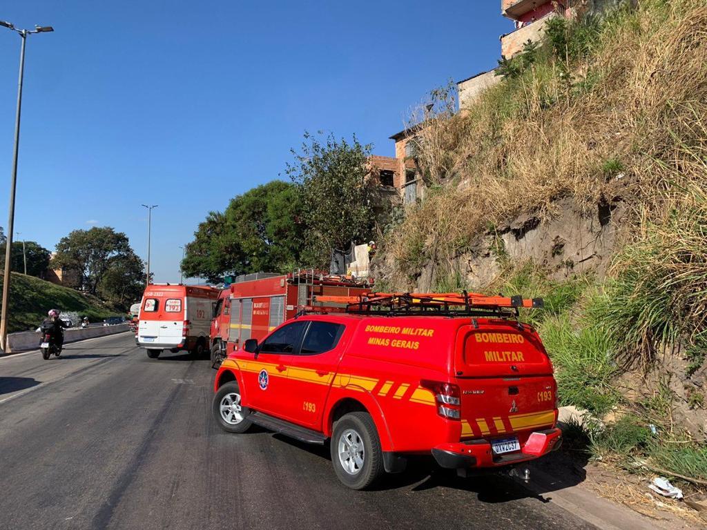 Pista do Anel ficou parcialmente fechada para bombeiros socorrerem vítima em obra (CBMMG)