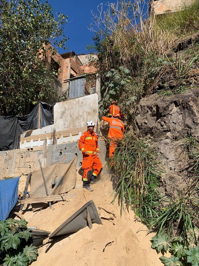 Homem foi parcialmente soterrado por areia fina depois de cair em um tubulão de 3m de profundidade e foi socorrido pelo Corpo de Bombeiros (CBMMG)