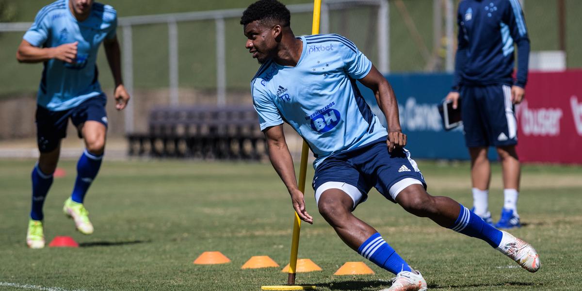 Lincoln está há cerca de uma semana treinando na Toca da Raposa (Gustavo Aleixo/Cruzeiro)