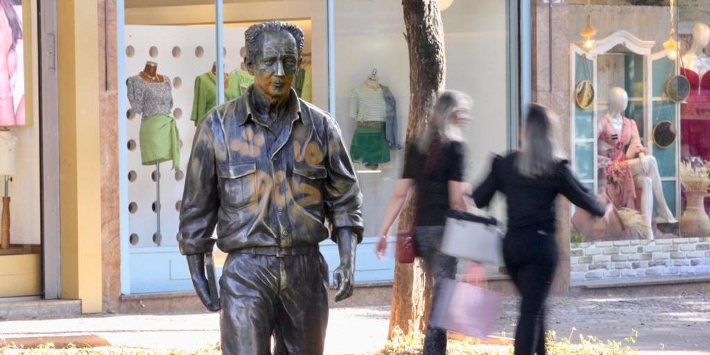 Estátua de Roberto Drummon já foi pichada ao menos quatro vezes: agosto de 2022, janeiro de 2015, dezembro de 2014 e em 2009 (Maurício Vieira/Hoje em Dia)